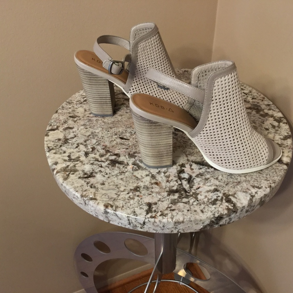 Kelsi Dagger perforated leather shoes . Size 8M - Picture 2 of 8